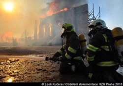 Likvidace požárů v kuchyni i přírodě -  i to je léto pražských hasičů